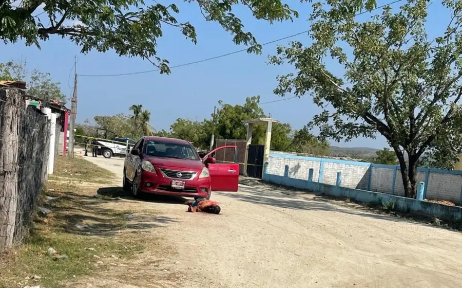Escena del crimen en la carretera al Ciruelo, Jamiltepec, donde el exmilitar Edgar fue asesinado por supuestos vínculos con el narcotráfico.