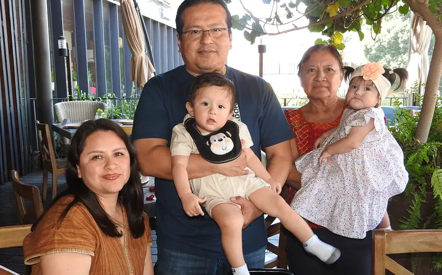 La familia Cano López posa para una foto en compañía de la señora Marilé, mientras disfrutan de los mejores lugares de Oaxaca.