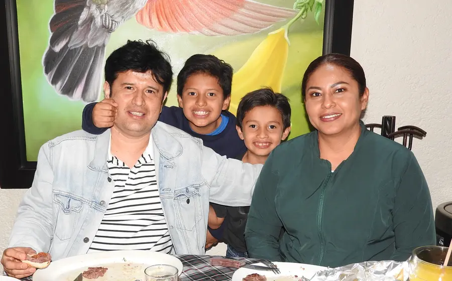 La familia Nava Ordóñez posa sonriente para una foto durante su recorrido por los mejores lugares turísticos de la ciudad de Oaxaca.