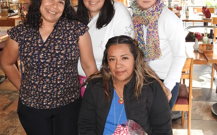 Lupita Castro celebra su cumpleaños en la compañía de sus amigas Haydé López Díaz, Amparo Mengelle y Monse Ferrer durante un momento especial.