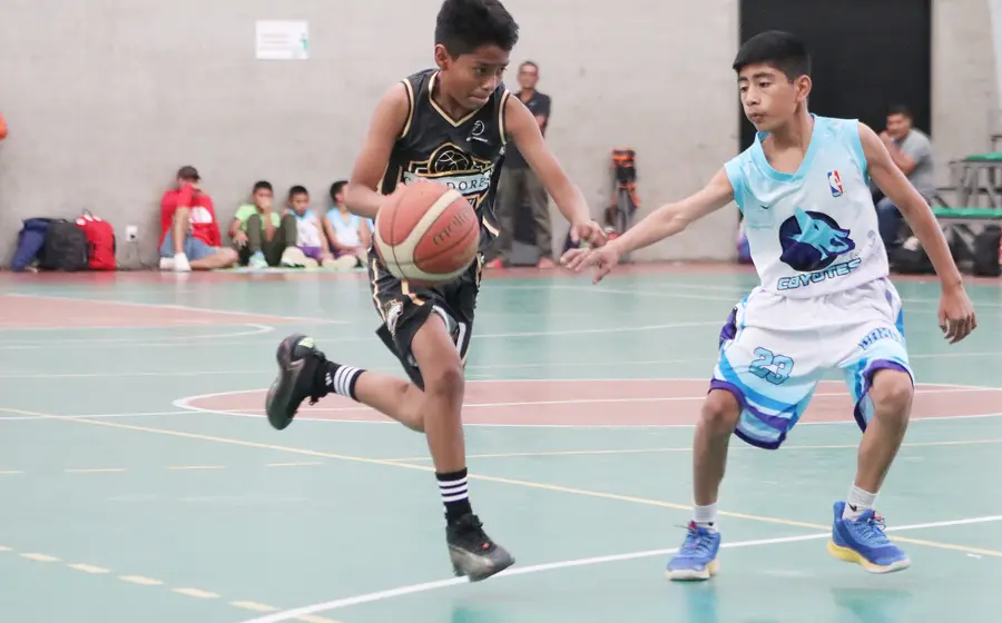 Jóvenes atletas compiten con entusiasmo en el torneo de minibasket 2026, un evento que incluye siete categorías en las ramas varonil y femenil.