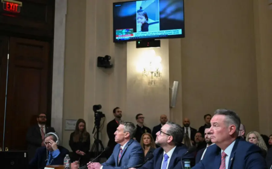 Funcionarios de inmigración de Estados Unidos testifican ante el Congreso sobre las 475 mil deportaciones realizadas durante el último año.