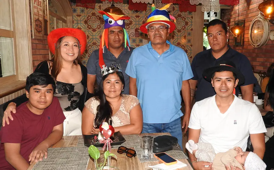 Gayby Bolaños Peralta celebra su cumpleaños en compañía de su esposo Luis, su padre Sotero y sus hermanos, durante una reunión familiar.