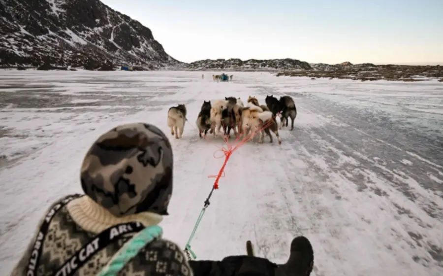 Un paisaje de Groenlandia que refleja las temperaturas cálidas récord, donde la media mensual alcanzó los 0.1 grados Celsius.