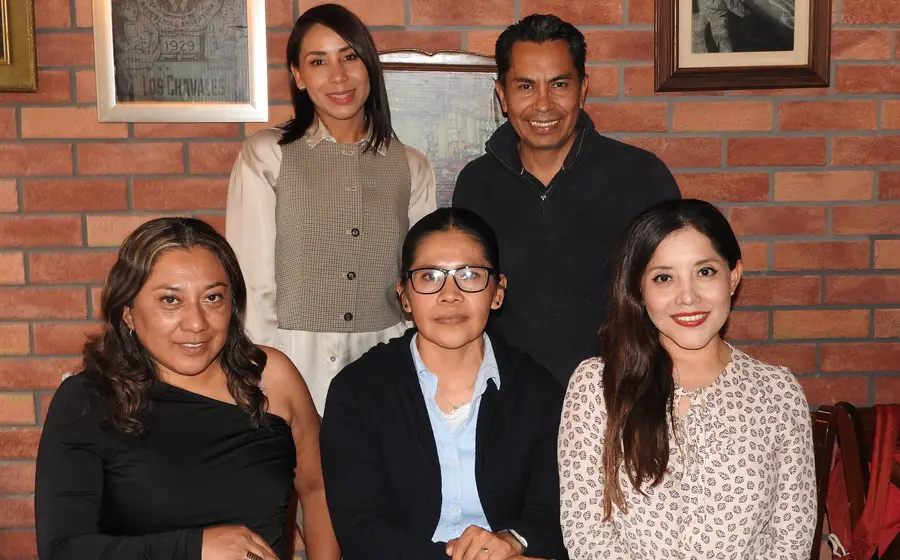 Carolina Arellano, Isaac Díaz, Yara Érika Ramos, Vasti Esther Cuevas López y Rosario Carazo comparten un momento agradable durante un desayuno entre amigos.