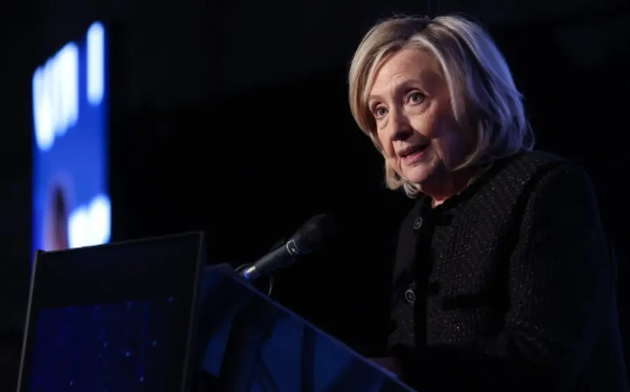 Hillary Clinton, quien exige la publicación de los archivos Epstein, en una imagen de archivo relacionada a su acusación contra Trump por encubrimiento.