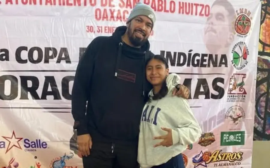 El basquetbolista mexicano Horacio Llamas, quien fue el invitado de honor en el torneo 'Ramillete de campeones', posa para la fotografía.