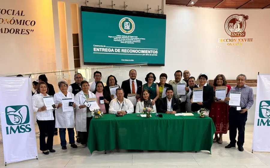 Autoridades del IMSS entregan distintivos a trabajadores en un evento para reconocer su trayectoria y compromiso con la institución.