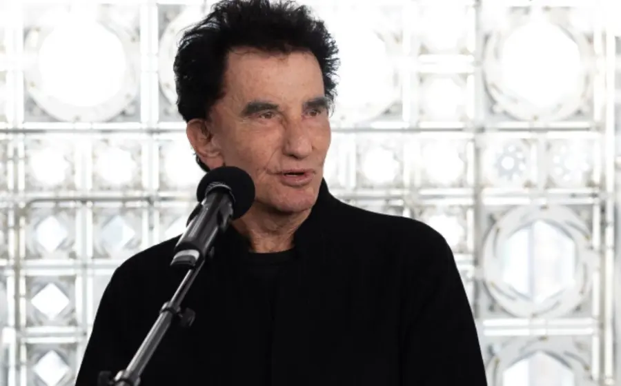 Un retrato de Jack Lang, exministro de cultura de Francia, cuyas oficinas fueron cateadas por su presunta relación con el caso Epstein.