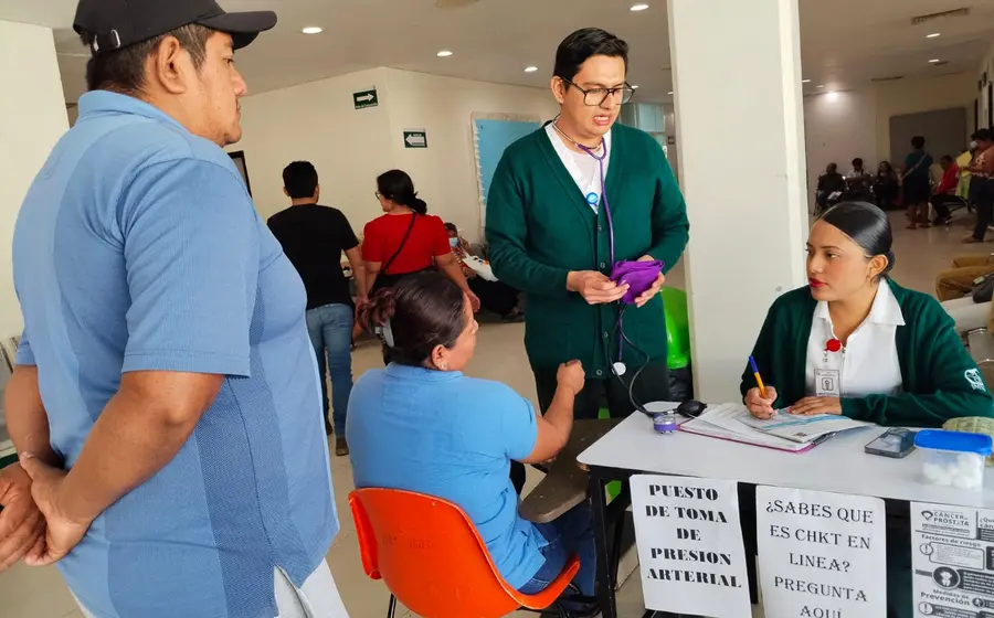 Una enfermera del IMSS Oaxaca aplica la vacuna gratuita contra el sarampión a un niño durante la jornada masiva de vacunación.