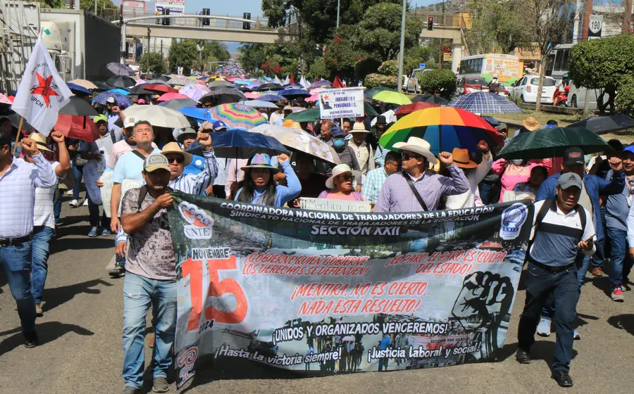 Integrantes del magisterio oaxaqueño de la CNTE participan en el brigadeo nacional para consultar a las bases sobre el paro de 72 horas.