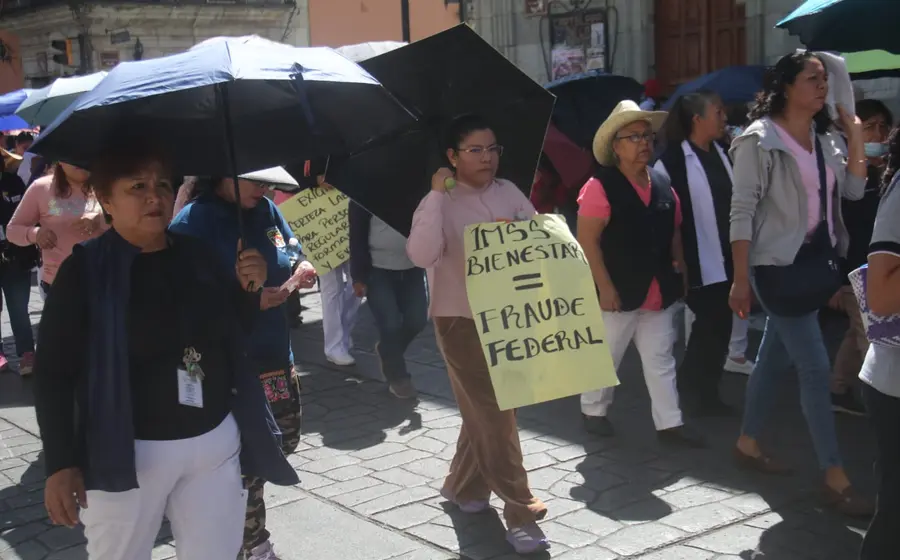 Trabajadores del Hospital Civil marchan por las calles de la capital para protestar por la falta de insumos básicos en el nosocomio.