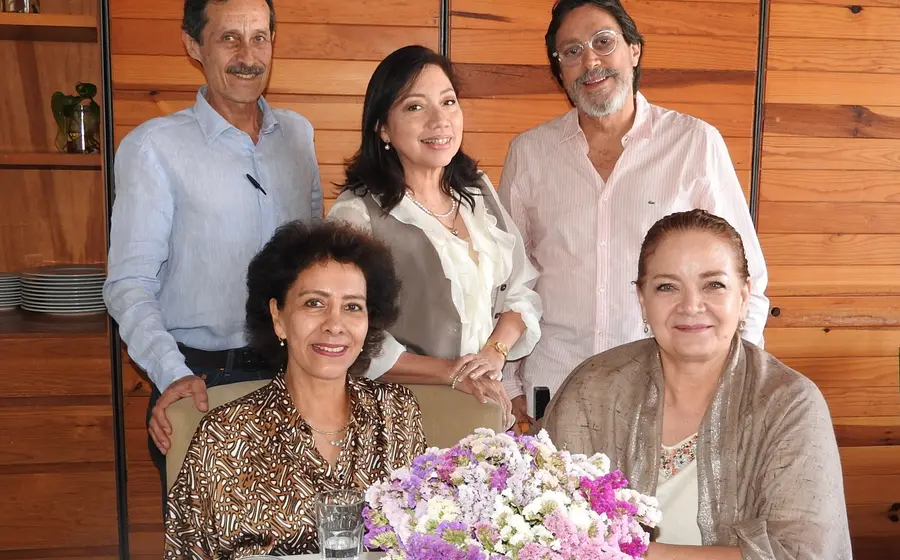 María Elena Vázquez celebra su cumpleaños con un café, sonriendo en compañía de sus amigos Lulú Calleja, Martha Meixueiro, Carlos Richerand y Carlos Santillán.