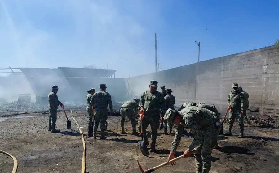 Personal de la Secretaría de Marina colabora en las labores para sofocar los incendios registrados en distintos puntos del municipio de Salina Cruz.