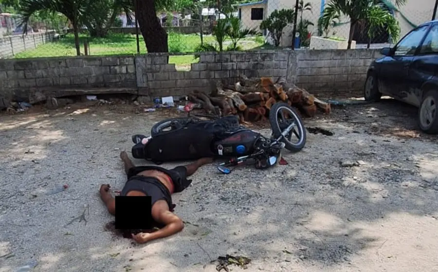 Escena del crimen en La Lagunilla, Pinotepa Nacional, donde el motociclista identificado como Felipe fue asesinado con fusiles de asalto.