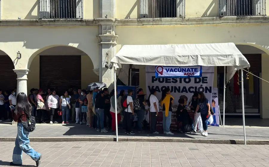 Ciudadanos oaxaqueños acuden a un módulo de vacunación para recibir la dosis contra el sarampión, en respuesta a la alerta sanitaria local.