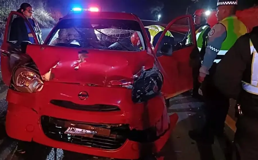El cuerpo sin vida de un obrero permanece dentro de su vehículo destrozado tras el fatal accidente contra un tráiler.