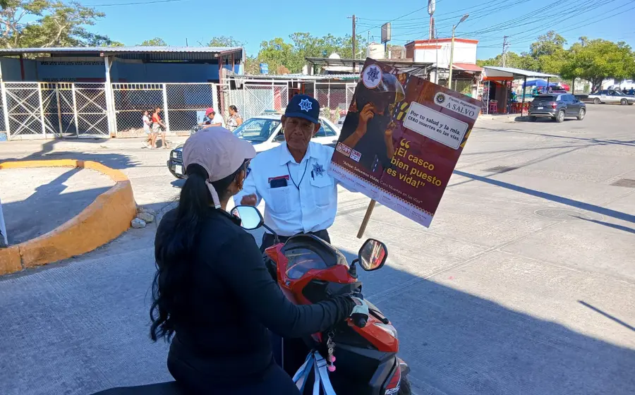 Operativo 'Casco Seguro' en un eje vial de Tehuantepec, donde se revisa a motociclistas para prevenir accidentes y muertes.