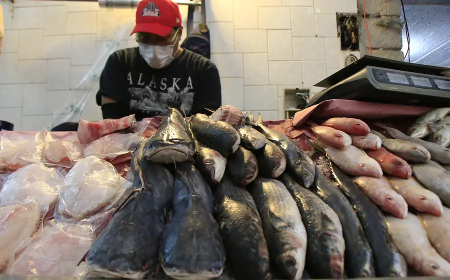 Un inspector revisa la frescura de mariscos en un mercado de Oaxaca como parte del Operativo de Cuaresma para garantizar la salud pública.