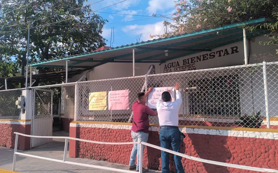 Trabajadores en paro de los Sistemas de Agua Potable protestan para visibilizar el conflicto que se agudiza por la falta del servicio.
