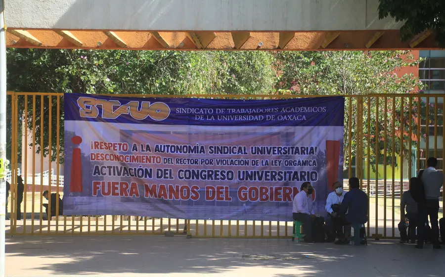 Integrantes del STAUO anuncian un paro de labores de 12 horas para exigir un incremento directo al tabulador y la homologación salarial.