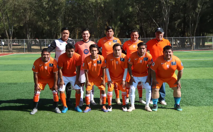 Jugadores de Holanda de Ánimas Trujano y Holanda de Zimatlán disputan el balón durante un reñido partido de futbol celebrado en Ánimas Trujano.