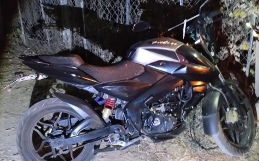 La motocicleta de la marca Pulsar Bajaj que fue robada, fotografiada después de ser asegurada y recuperada por policías municipales.