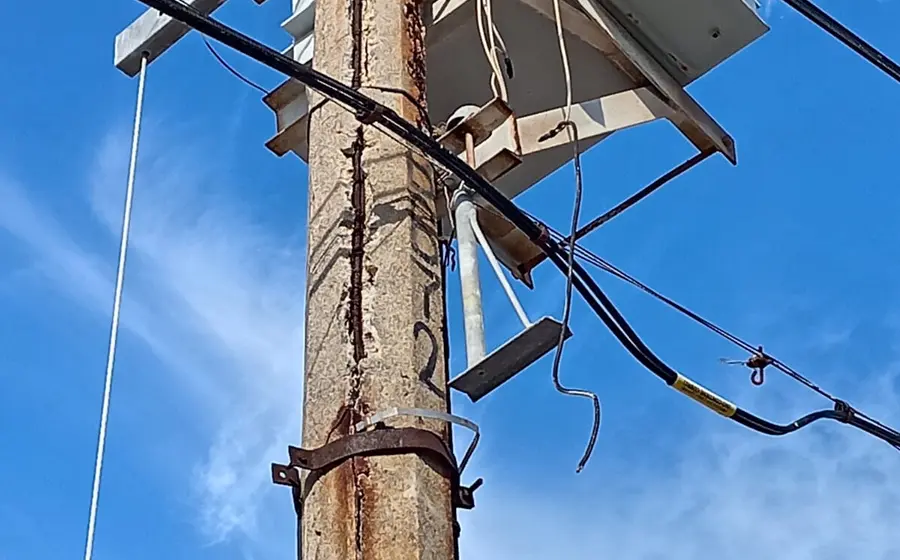 Un poste de la CFE en visible mal estado, objeto de denuncias, ubicado peligrosamente frente a un preescolar en Bahía La Ventosa, Oaxaca.