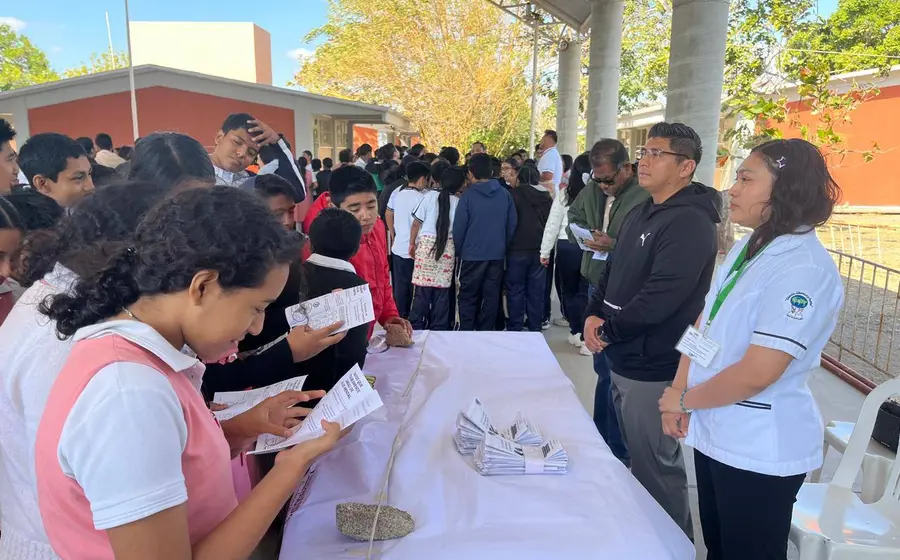 Jóvenes estudiantes de secundaria participan en una plática informativa para fortalecer la prevención de adicciones dentro de su plantel educativo.