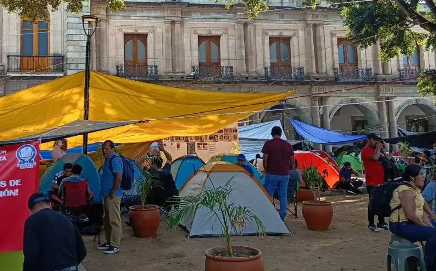Integrantes del magisterio de Oaxaca continúan con las protestas en las calles de la ciudad para exigir que se garanticen sus pagos.