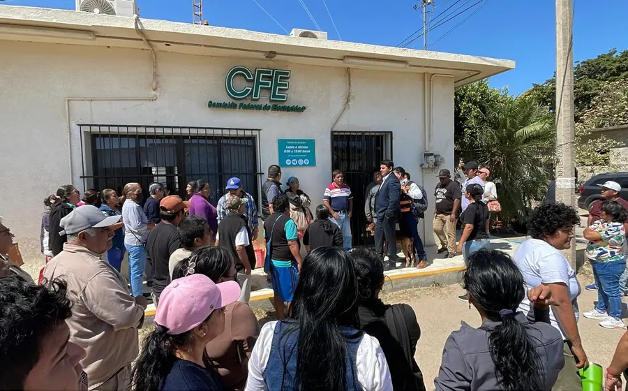 Habitantes de Unión Hidalgo toman las oficinas de la CFE para protestar por más de 8 horas sin luz y el triple aumento en recibos.