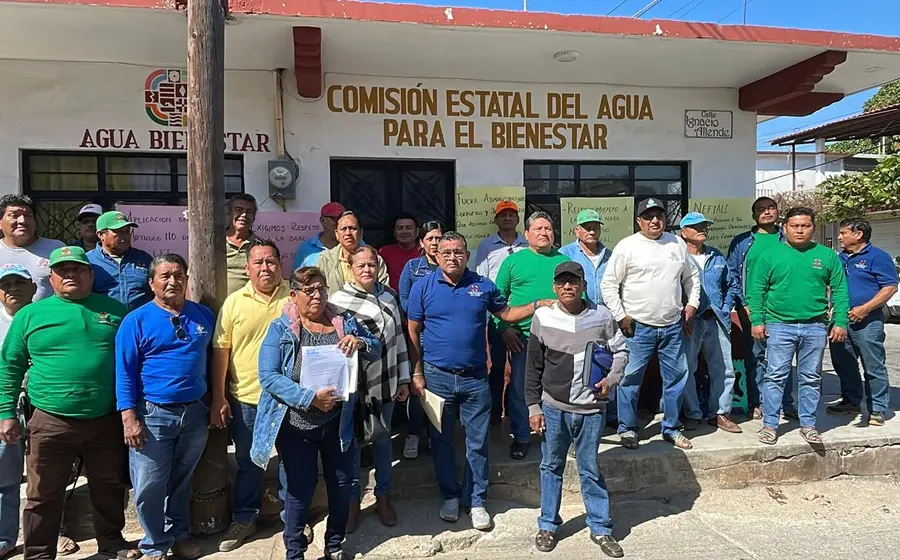 Trabajadores sindicalizados del Sistema de Agua Potable de El Espinal toman las oficinas de la CEA en protesta por descuentos y acoso laboral.