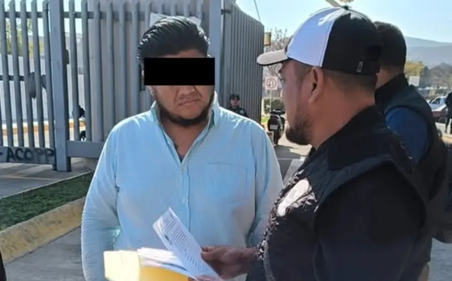 René Salvador es presentado por las autoridades tras ser detenido por el delito de extorsión en un caso que involucró balazos.