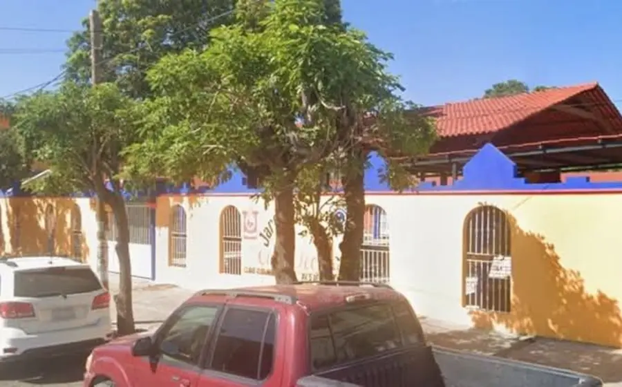 Daños en una escuela de Salina Cruz después de que delincuentes robaran el cableado eléctrico y los aires acondicionados del plantel educativo.
