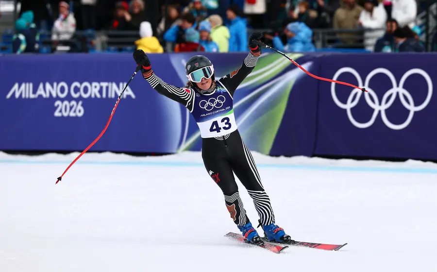 La atleta mexicana Sarah Schleper durante su histórica participación en sus séptimos Juegos Olímpicos de Invierno, un hito para su carrera.