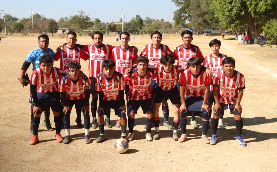 Los integrantes de la Selección de Cuilápam celebran su triunfo tras coronarse como campeones del torneo deportivo realizado en San Bartolo.