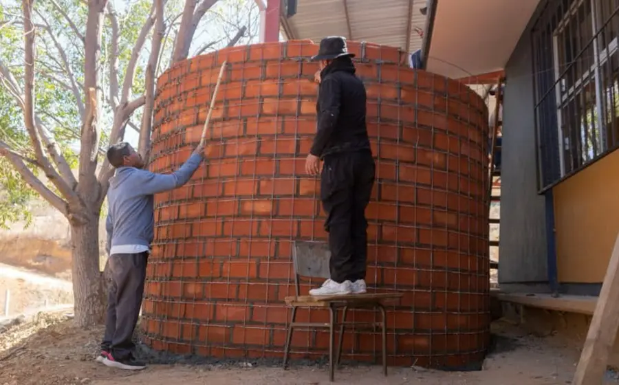 El sexto sistema de captación de agua construido por CDI-FC, una estructura que puede almacenar hasta 20 mil litros de agua para la comunidad.