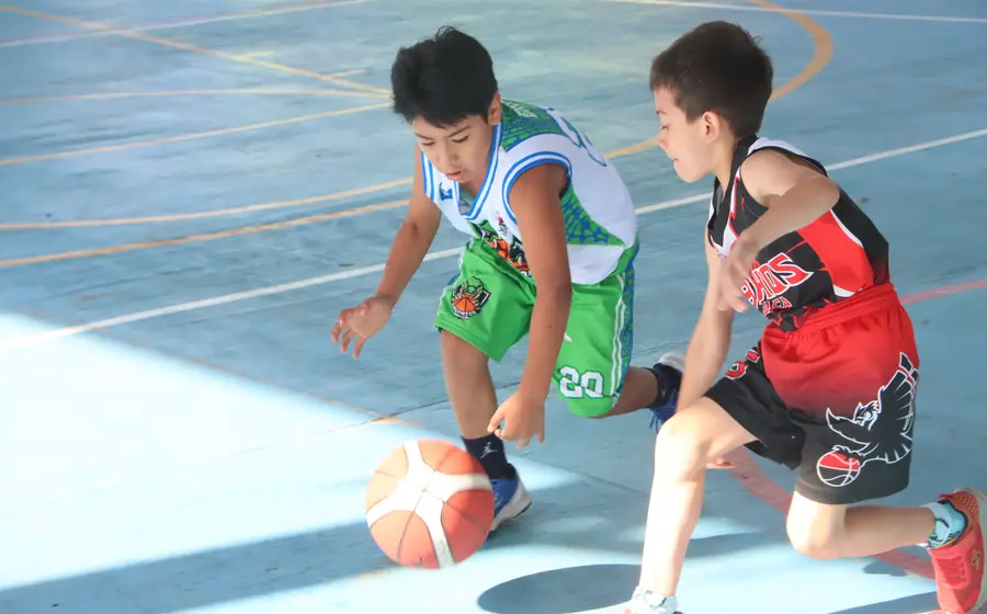 Niños y niñas participan con entusiasmo en el torneo de basquetbol infantil y juvenil celebrado en la comunidad de Zacatepec, Mixe.