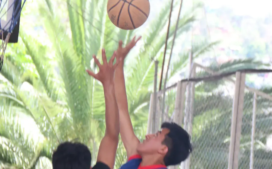 Jugadores de la categoría sub-23 en acción durante un partido del Torneo de Basquetbol que se lleva a cabo en Villa Alta.