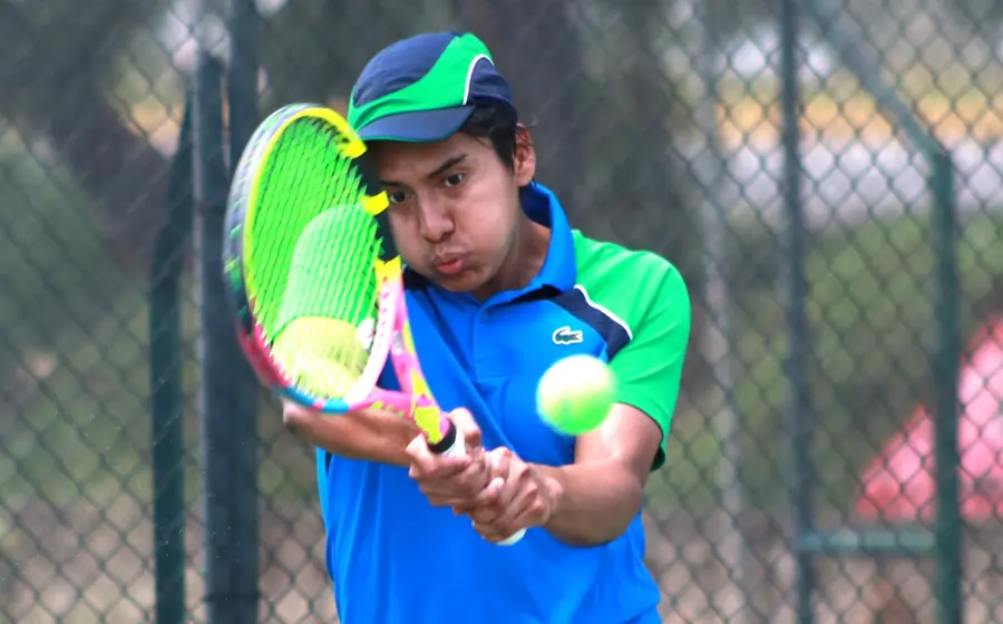 El tenista Bruno García compite en la máxima categoría durante el inicio del Torneo de Tenis de Afiliación.