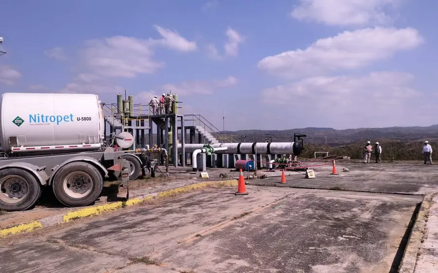 Personal de emergencia en la escena del trágico accidente donde varios trabajadores fallecieron durante el mantenimiento de un ducto de Pemex.
