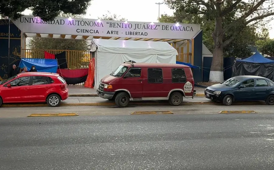 Miembros de la organización juvenil UJRM manifiestan su respaldo a la huelga del STEUABJO, acusando a la Rectoría de ignorar sus demandas.