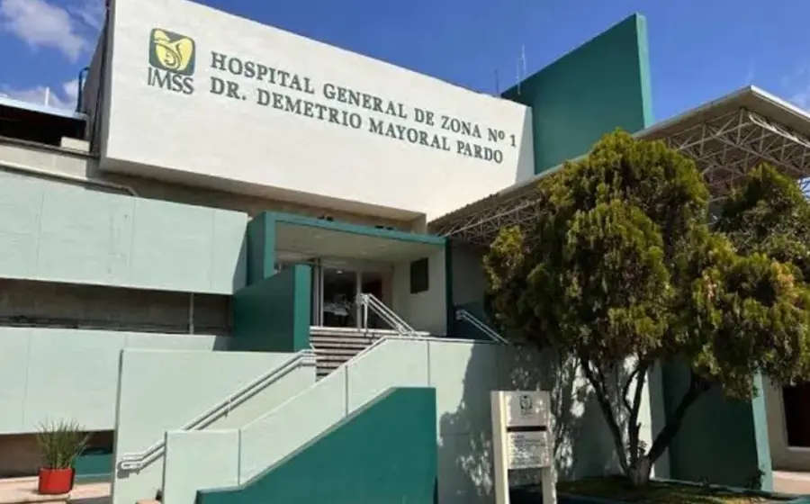 Personal de salud del IMSS atiende a un derechohabiente en una unidad médica como parte de la estrategia de servicio de tiempo completo.