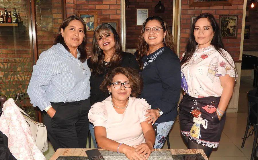Vero Ortiz posa sonriente para celebrar su cumpleaños en compañía de sus mejores amigas Alejandra, Yadira, Mónica y Maribel durante un feliz festejo.