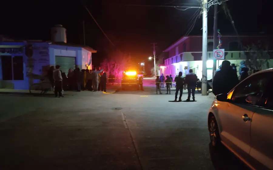 Una calle en Tlalixtac de Cabrera es acordonada por las autoridades tras el asesinato de presuntos narcomenudistas en la zona.