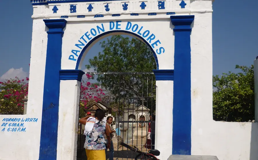Ante la falta de espacios, familias recurren a reutilizar fosas. 