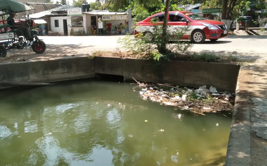 La acumulación de residuos aumenta el riesgo de inundaciones.