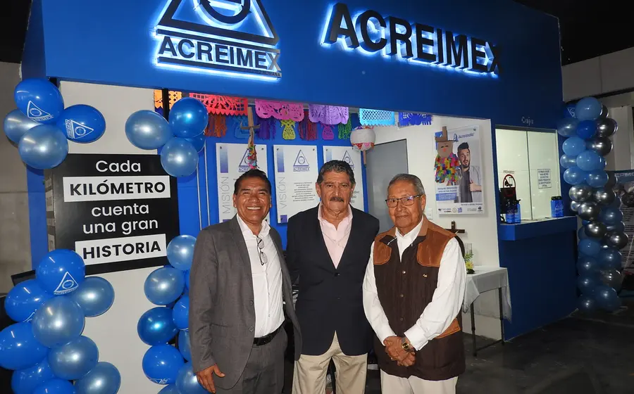 El contador público Eleazar Cano Mireles, presidente del Consejo de Administración de Cooperativa Acreimex; el doctor Arturo Aragón Daza, presidente del grupo AG Motos Oaxaca; y el contador público Ángel Rey Espinosa Lescas, presidente de la comisión directiva de Cooperativa ACREIMEX.