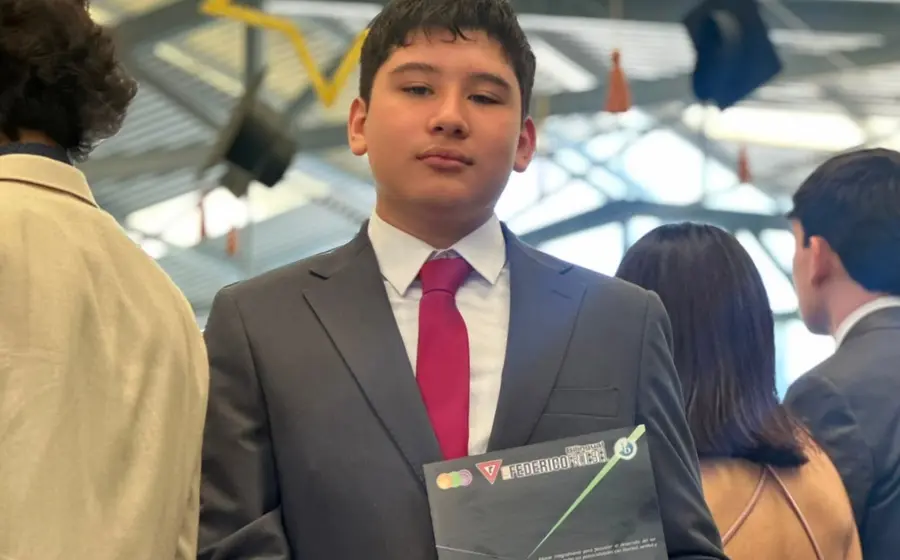 Amado Gómez Pérez recibió un reconocimiento por haber concluido sus estudios secundarios.