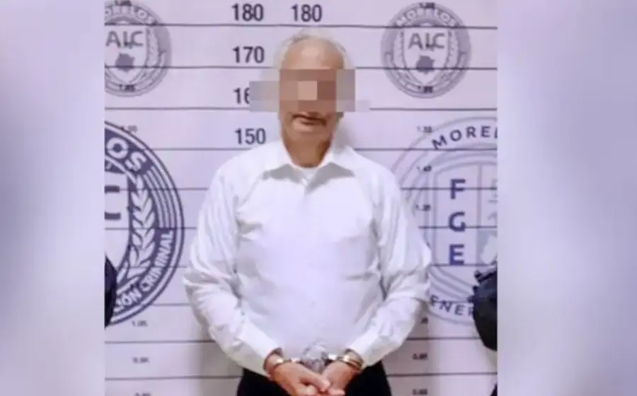 El exdirector de Pemex, Víctor Rodríguez Padilla, es fotografiado durante su detención por autoridades, acusado de violencia familiar contra su esposa.